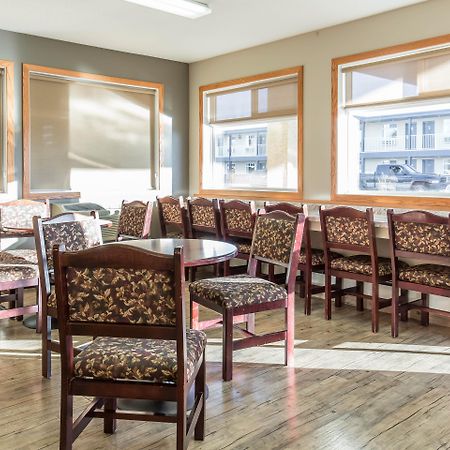 Empire Inn&Suites Penhold Extérieur photo