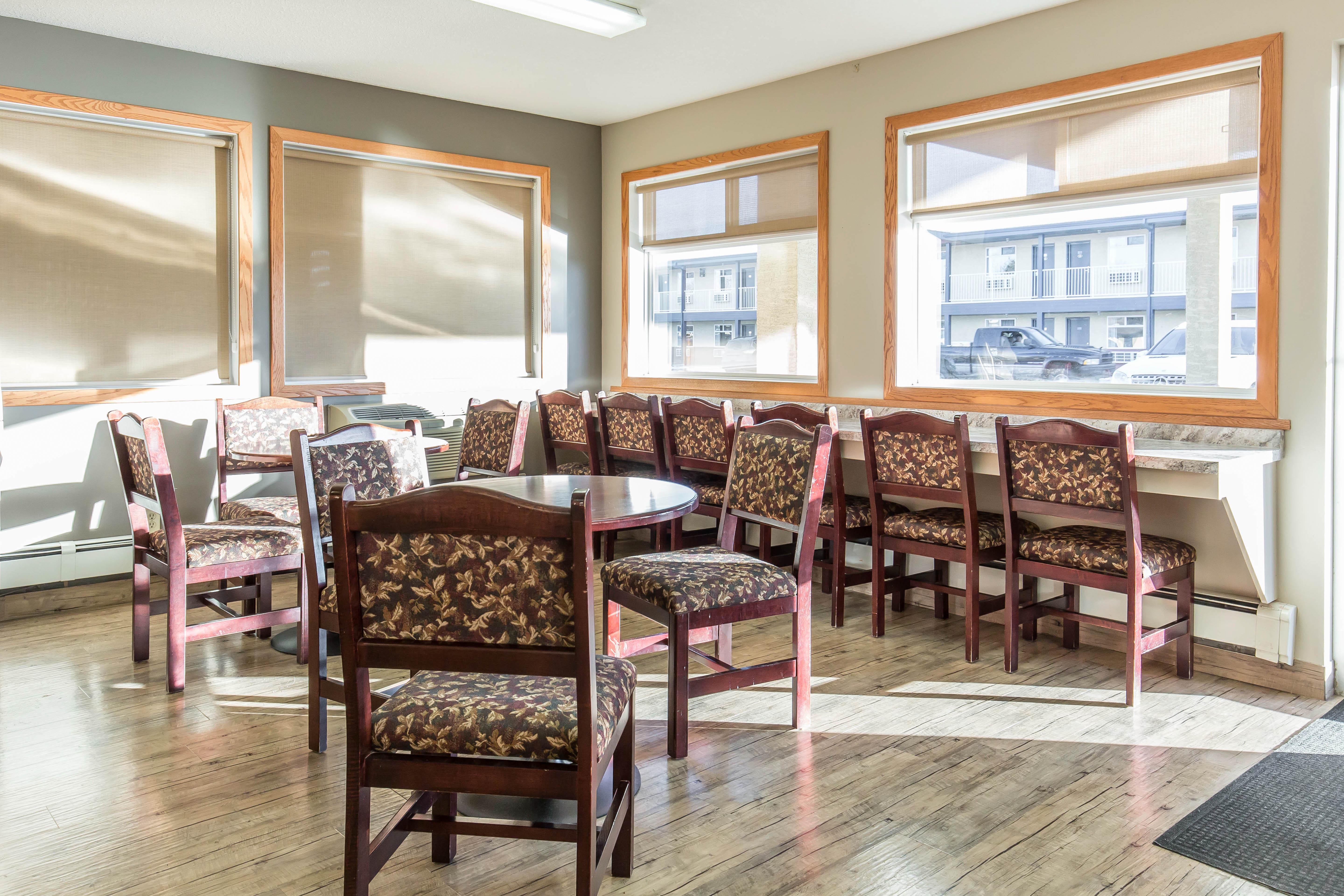 Empire Inn&Suites Penhold Extérieur photo