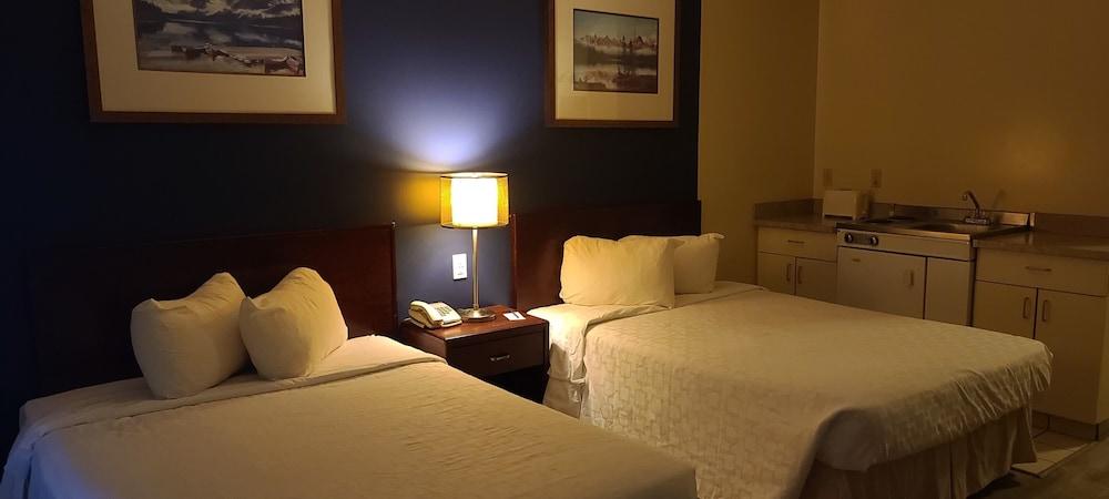Empire Inn&Suites Penhold Extérieur photo