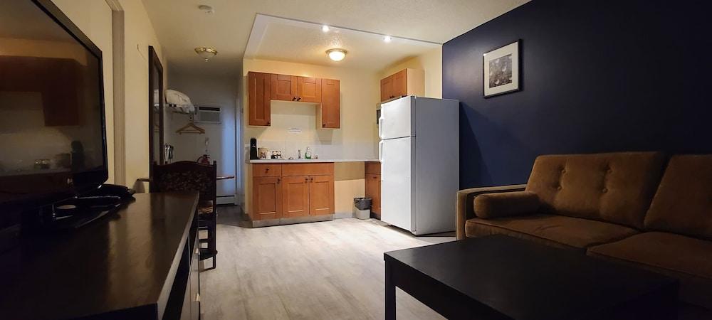 Empire Inn&Suites Penhold Extérieur photo