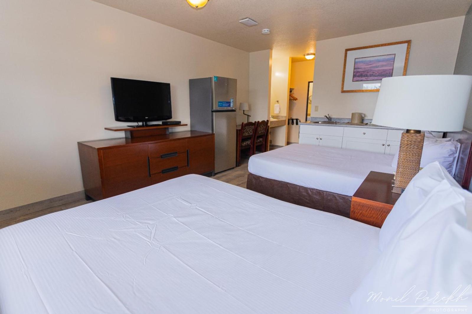 Empire Inn&Suites Penhold Extérieur photo