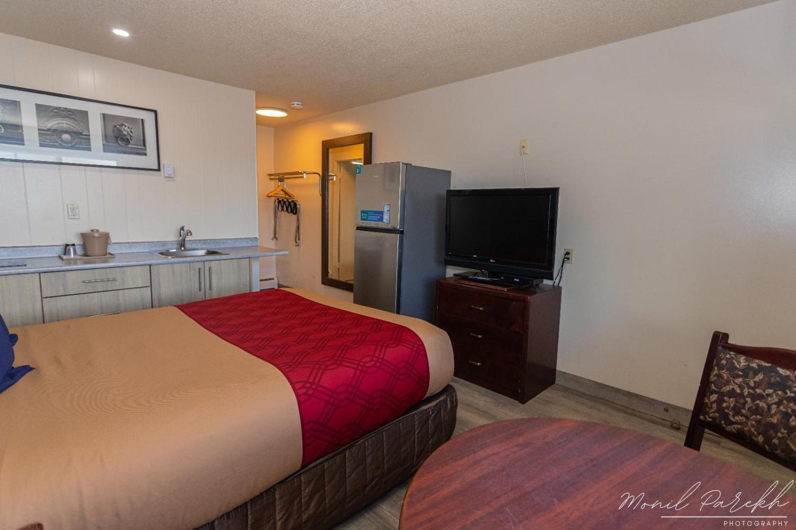 Empire Inn&Suites Penhold Extérieur photo