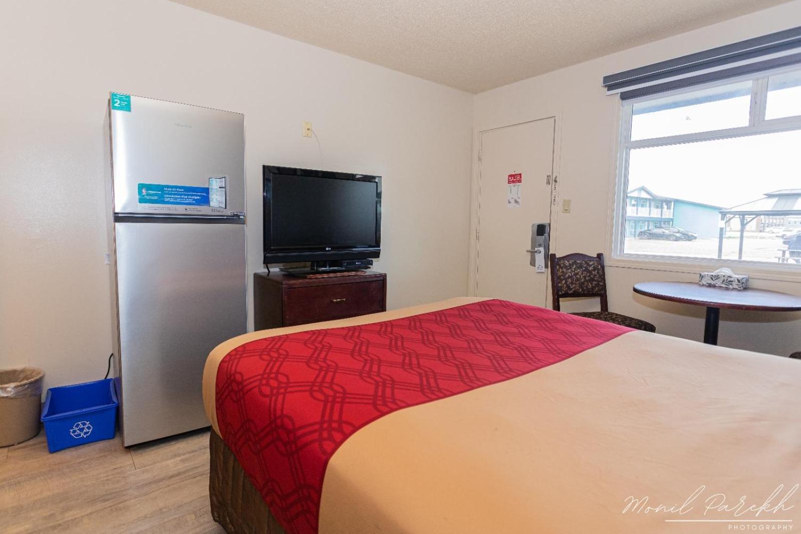 Empire Inn&Suites Penhold Extérieur photo