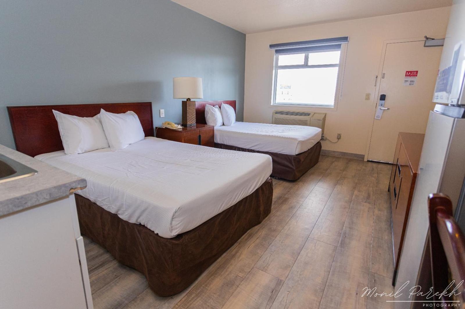 Empire Inn&Suites Penhold Extérieur photo