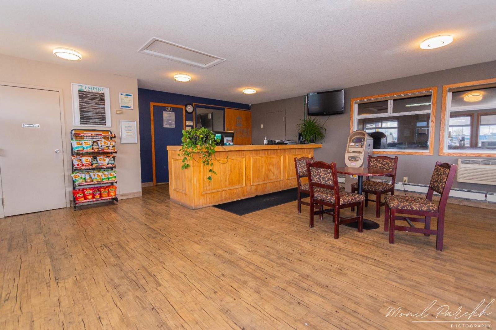 Empire Inn&Suites Penhold Extérieur photo