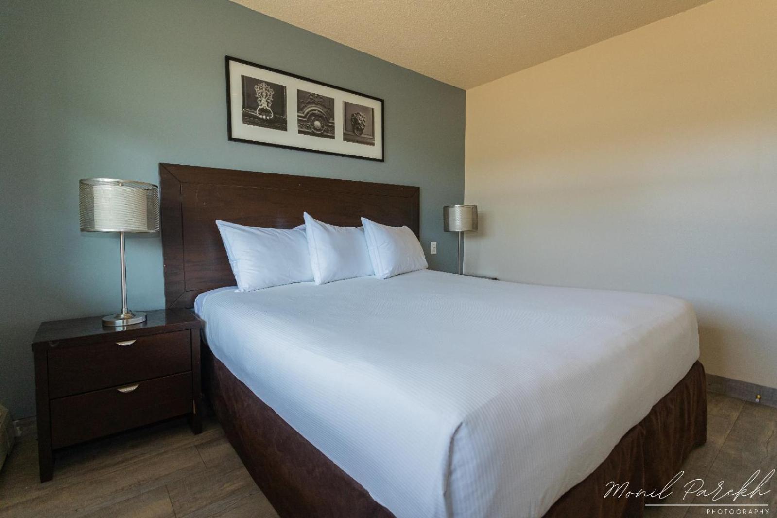 Empire Inn&Suites Penhold Extérieur photo