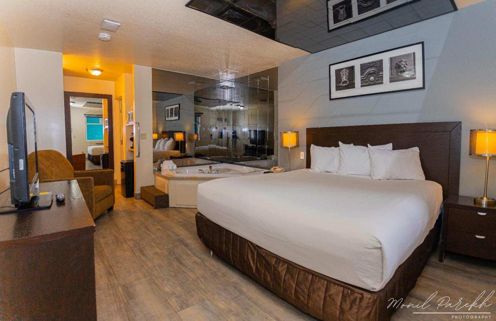 Empire Inn&Suites Penhold Extérieur photo