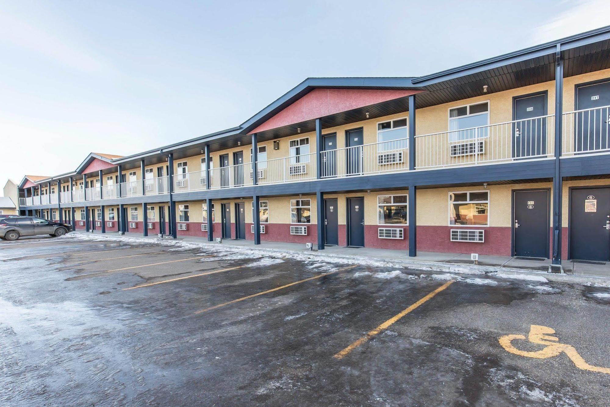 Empire Inn&Suites Penhold Extérieur photo