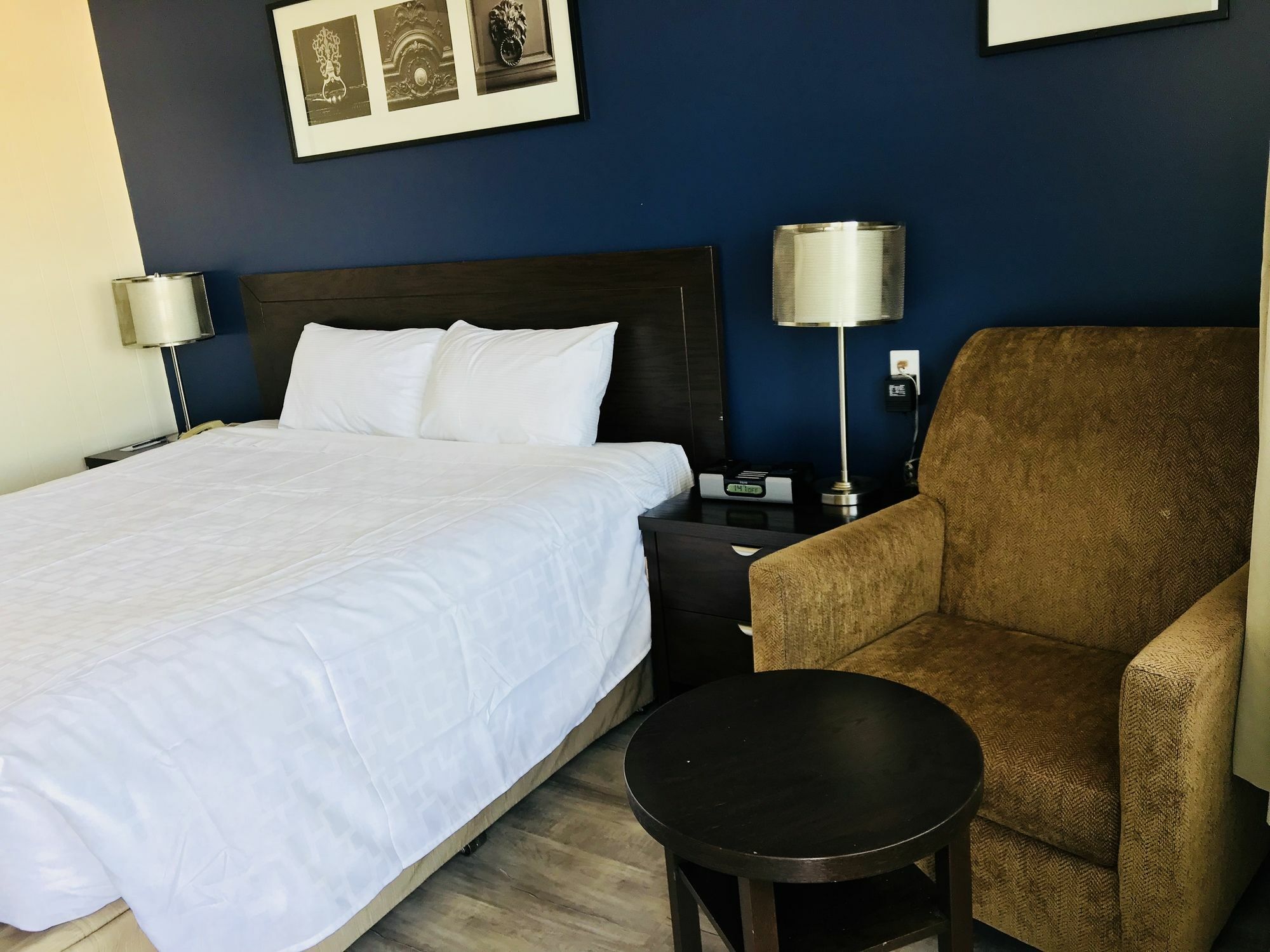 Empire Inn&Suites Penhold Extérieur photo