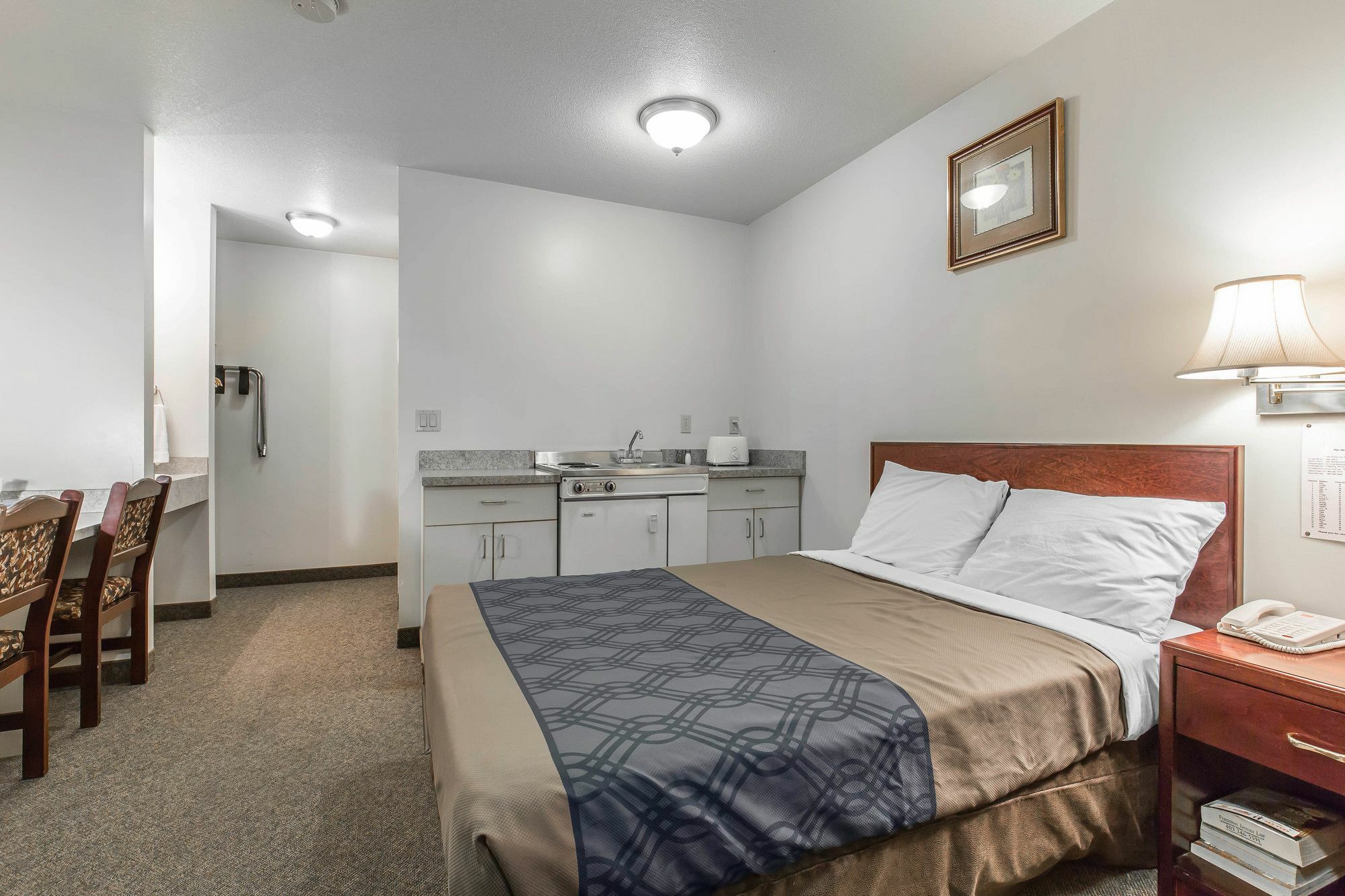 Empire Inn&Suites Penhold Extérieur photo