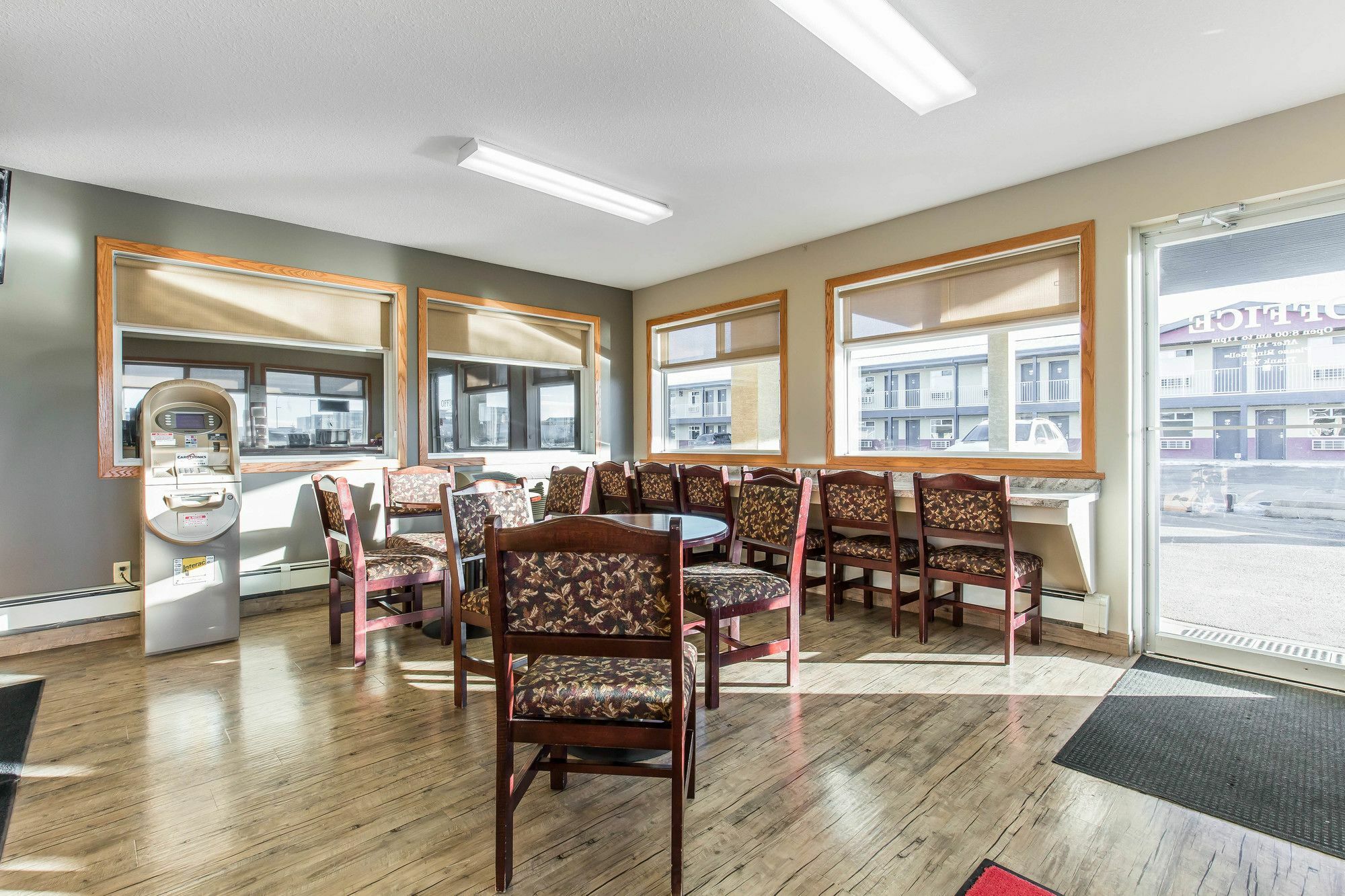 Empire Inn&Suites Penhold Extérieur photo